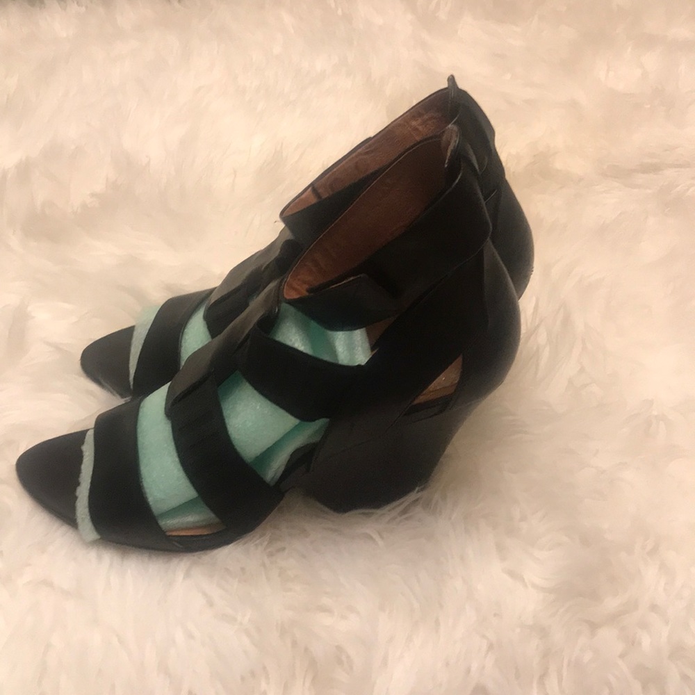 No704b Leather wedge sandals